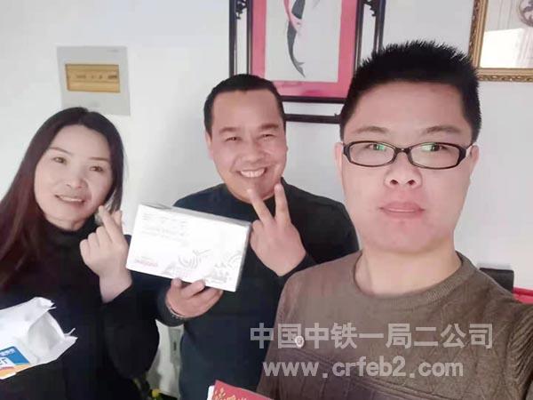 收到防疫物资的学生家庭合影 收到防疫物资的学生家庭合影