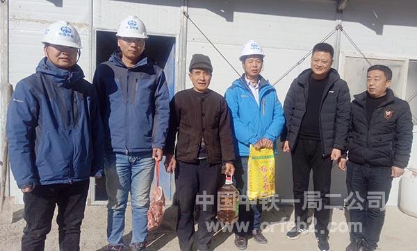 现场发放慰问品 现场发放慰问品