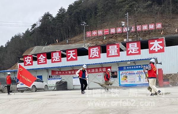 青年志愿者清扫工地 青年志愿者清扫工地