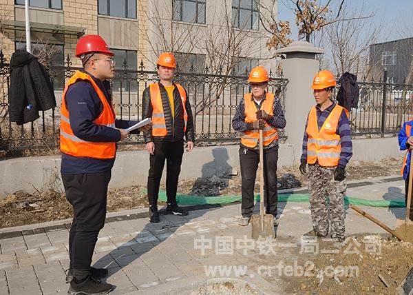对现场作业人员进行安全及技术交底 对现场作业人员进行安全及技术交底