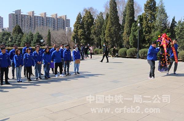 伯四基建及浑河生态修复项目向雷锋墓敬献花篮 伯四基建及浑河生态修复项目向雷锋墓敬献花篮