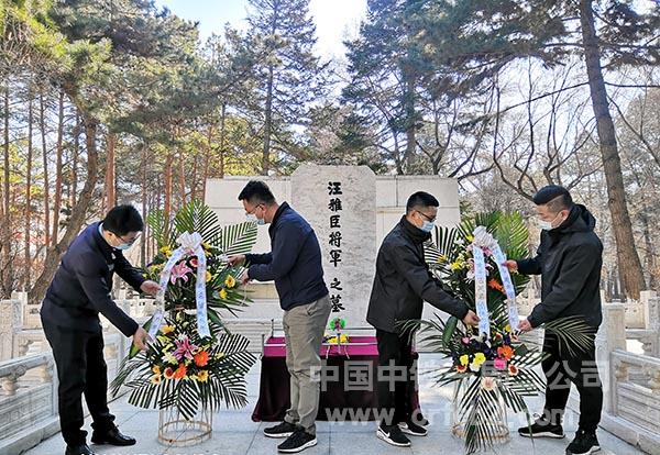 哈尔滨机场二通道项目员工为先烈献花 哈尔滨机场二通道项目员工为先烈献花