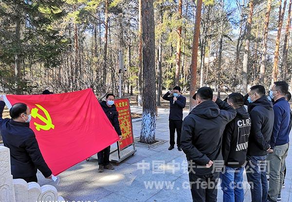 哈尔滨机场二通道项目员工重温入党誓词 哈尔滨机场二通道项目员工重温入党誓词
