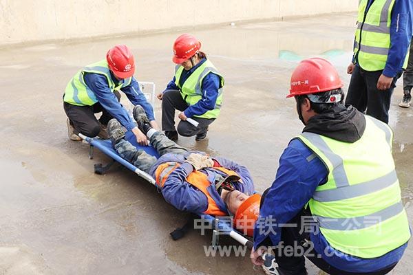 医疗救护组进行伤情检查以及简单包扎 医疗救护组进行伤情检查以及简单包扎