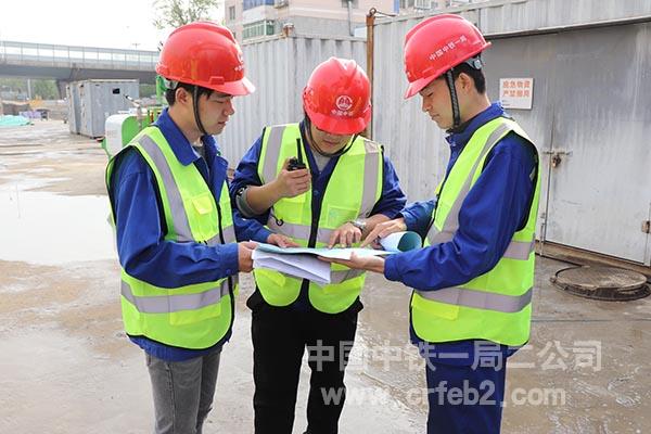 技术保障组对抢险进行技术指导以及周边管线布置交底 技术保障组对抢险进行技术指导以及周边管线布置交底