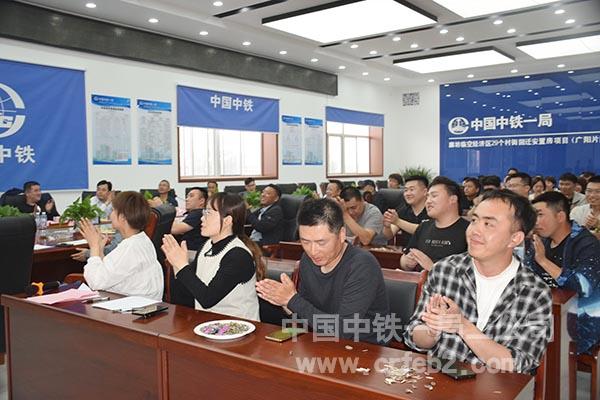 现场掌声此起彼伏 现场掌声此起彼伏