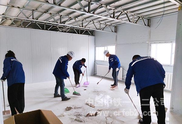 中铁一局二公司精伊公路3标项目部组织项目全体员工打扫卫生 中铁一局二公司精伊公路3标项目部组织项目全体员工打扫卫生