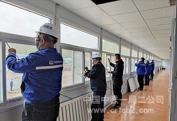 中铁一局二公司精伊公路3标项目部组织项目员工擦玻璃 中铁一局二公司精伊公路3标项目部组织项目员工擦玻璃