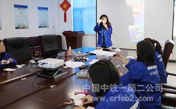 项目部女职工交流制作花束 项目部女职工交流制作花束