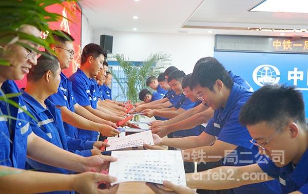 徒弟向导师送上拜师贴 徒弟向导师送上拜师贴