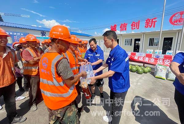 领导班子成员为一线职工发放防暑降温用品 领导班子成员为一线职工发放防暑降温用品