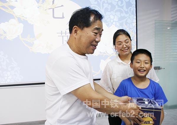 项目书记为游戏获胜者颁奖2 项目书记为游戏获胜者颁奖2