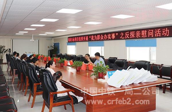 座谈会中 座谈会中