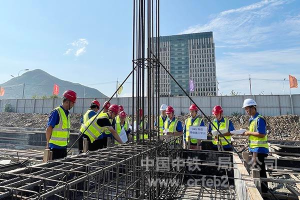 总工于少辉为青年员工补充讲解3号楼施工流程及钢筋卡控要求 总工于少辉为青年员工补充讲解3号楼施工流程及钢筋卡控要求