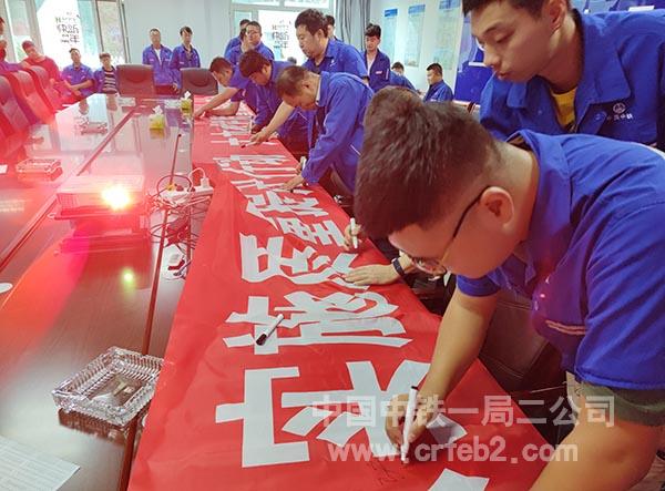 全体员工进行”质量月“签字活动 全体员工进行”质量月“签字活动