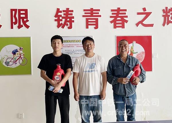 为获奖人员发放小礼品 为获奖人员发放小礼品
