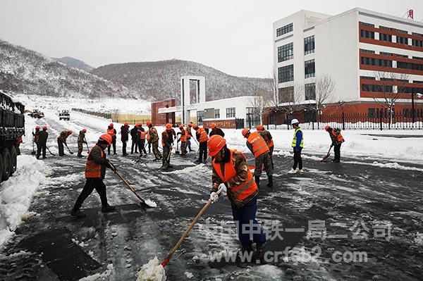 本溪市高级中学附属学校项目清扫初中部学校门口道路 本溪市高级中学附属学校项目清扫初中部学校门口道路