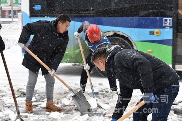 沈阳地铁三号线十四标项目领导班子带队清扫支路人行通道 沈阳地铁三号线十四标项目领导班子带队清扫支路人行通道