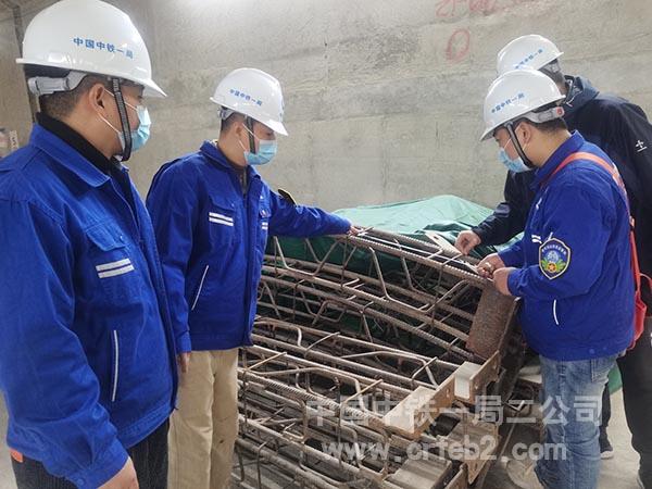 北京地铁12号线05标项目青年安质岗格栅安全质量检查 北京地铁12号线05标项目青年安质岗格栅安全质量检查