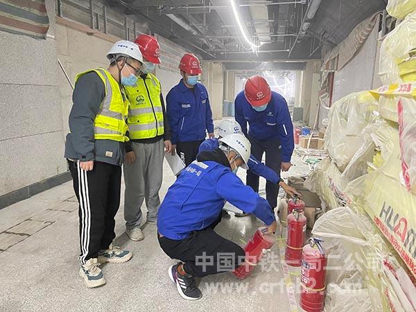 北京地铁9号线04标项目青年安质岗检查灭火器材 北京地铁9号线04标项目青年安质岗检查灭火器材