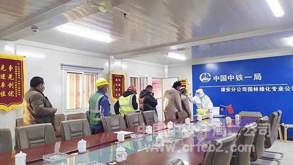 组织在场工人进行核酸检测 组织在场工人进行核酸检测