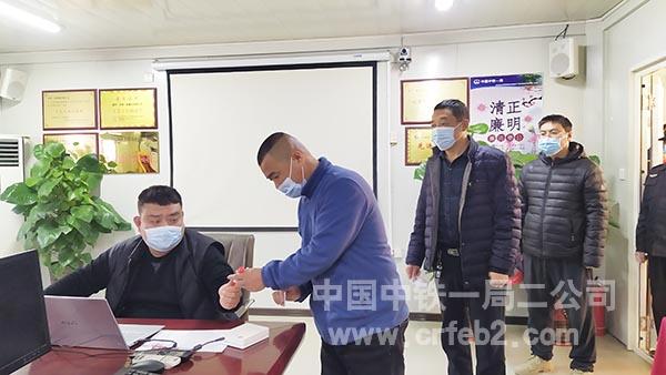 项目管理人员进行核酸检测 项目管理人员进行核酸检测