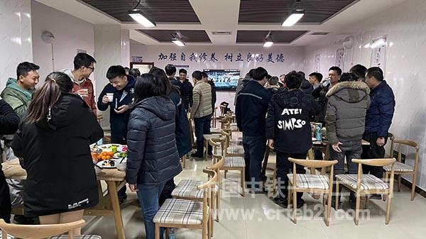 欢聚一堂共同举杯迎新年 欢聚一堂共同举杯迎新年