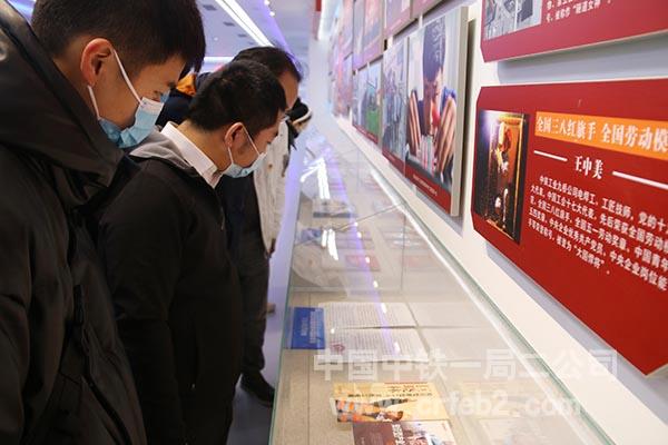 认真了解展品 认真了解展品