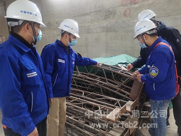 北京地铁12号线05标项目青年安质岗格栅安全质量检查 北京地铁12号线05标项目青年安质岗格栅安全质量检查