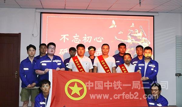 白山市政综合工程项目观看《智取威虎山》后团员与退伍军人合影 白山市政综合工程项目观看《智取威虎山》后团员与退伍军人合影