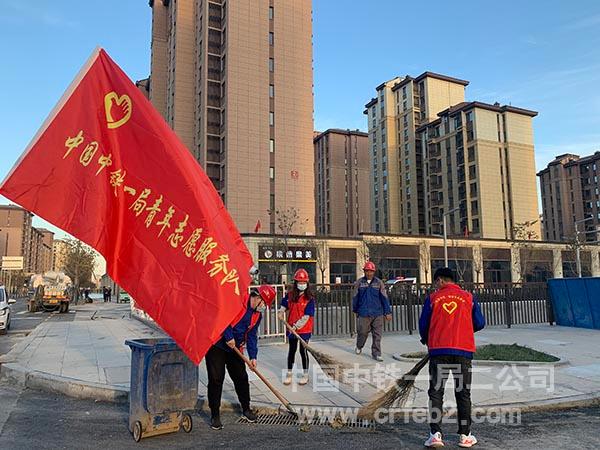 雄安区域“悦容”志愿服务队清扫十字路口落叶 雄安区域“悦容”志愿服务队清扫十字路口落叶