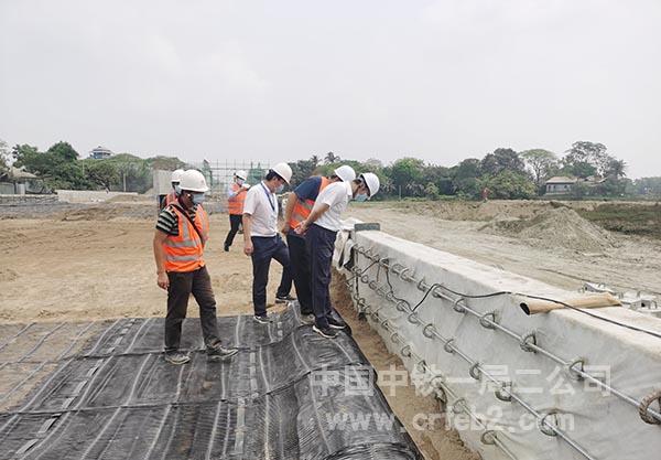 L型挡土墙施工现场 L型挡土墙施工现场