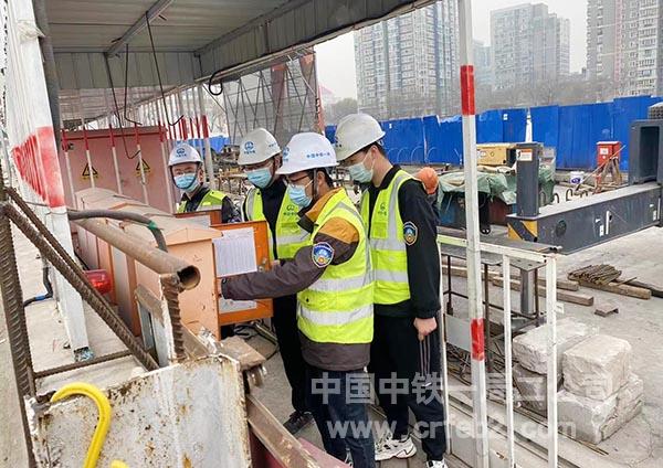 北京地铁12号线02标项目青年安质岗进行隐患排查 北京地铁12号线02标项目青年安质岗进行隐患排查