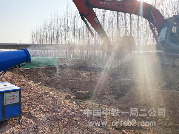雄安新区至北京大兴机场快轨配备雾炮机进行湿法作业 雄安新区至北京大兴机场快轨配备雾炮机进行湿法作业