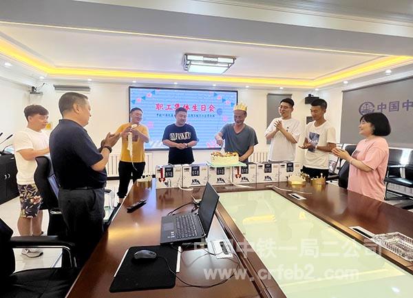为寿星们唱生日快乐歌 为寿星们唱生日快乐歌