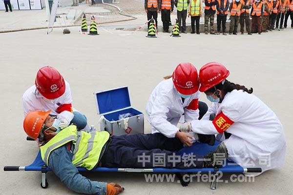 6.医疗组对火灾中受伤人员进行救治 6.医疗组对火灾中受伤人员进行救治