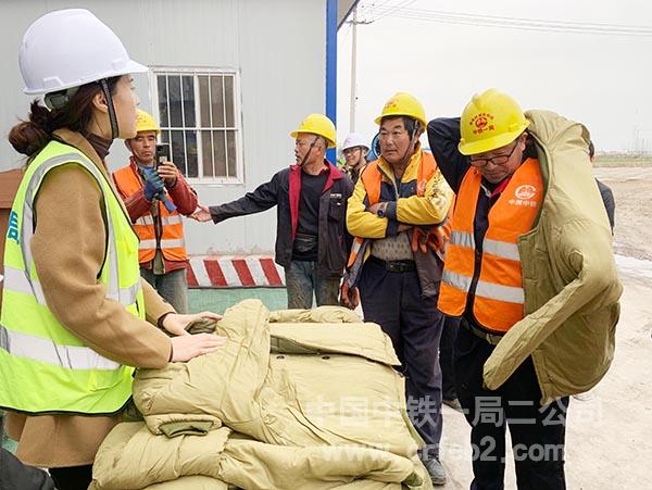 工友们迫不及待地试穿棉衣 工友们迫不及待地试穿棉衣