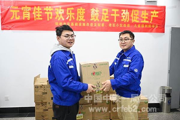 项目经理为职工发放慰问品 项目经理为职工发放慰问品