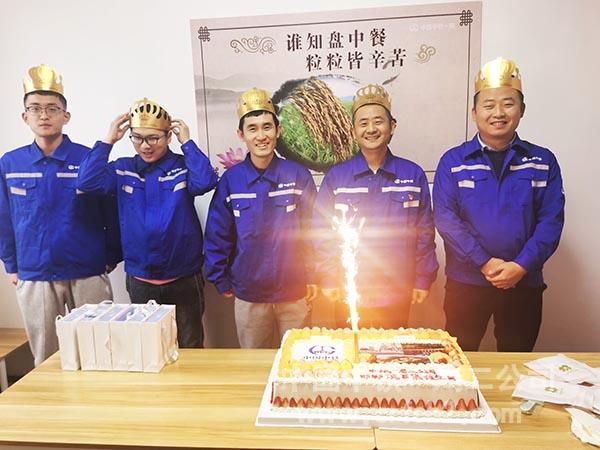 集体生日“寿星”合影 集体生日“寿星”合影