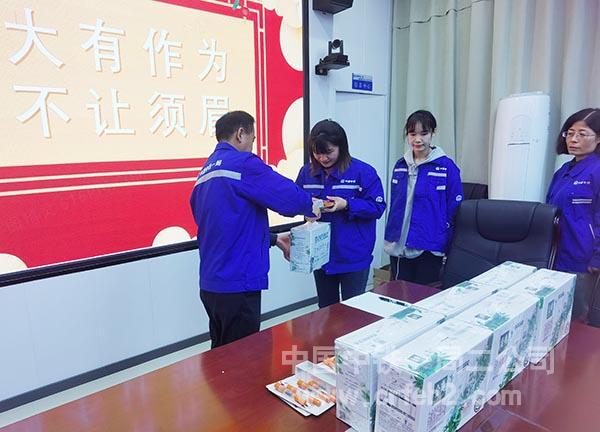 项目安质总监程西强为女职工发放大礼包 项目安质总监程西强为女职工发放大礼包