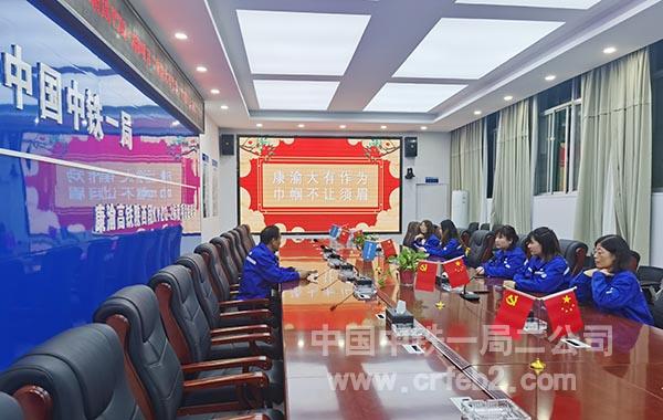项目安质总监程西强在座谈会上跟大家交流 项目安质总监程西强在座谈会上跟大家交流