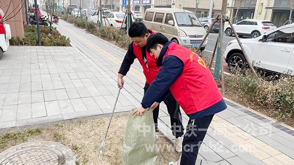 青年志愿者捡拾垃圾 青年志愿者捡拾垃圾
