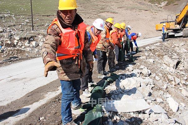 用沙袋对冲回道路进行加固 用沙袋对冲回道路进行加固