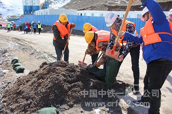 铲土装沙袋 铲土装沙袋