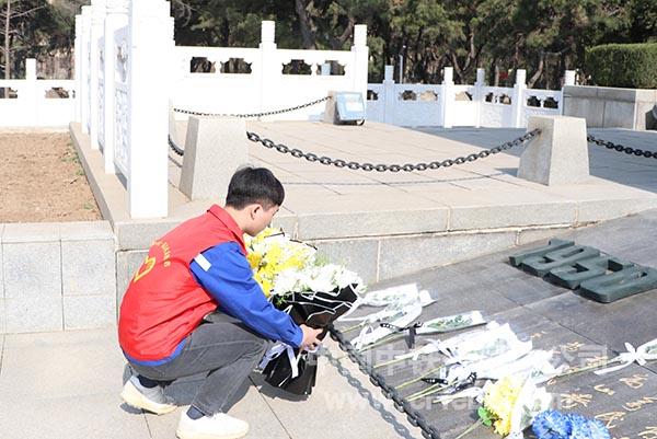 沈阳地铁1号线东延线七标项目员工向抗美援朝烈士献花 沈阳地铁1号线东延线七标项目员工向抗美援朝烈士献花