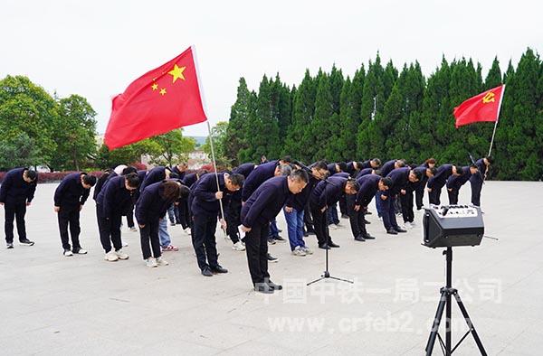 淮宿蚌项目员工向烈士纪念碑鞠躬致敬 淮宿蚌项目员工向烈士纪念碑鞠躬致敬