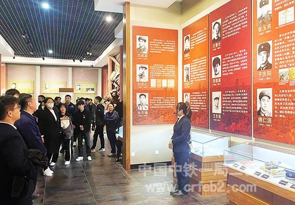 金州金牌教育园PPP项目员工聆听馆内讲解员讲解革命历史 金州金牌教育园PPP项目员工聆听馆内讲解员讲解革命历史