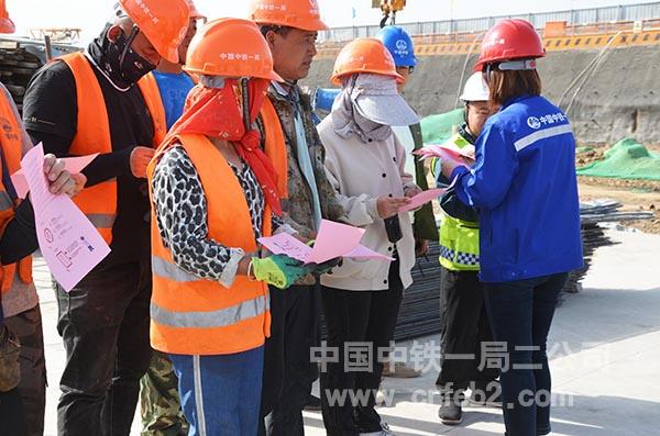 现场进行知识科普并发放宣传单 现场进行知识科普并发放宣传单