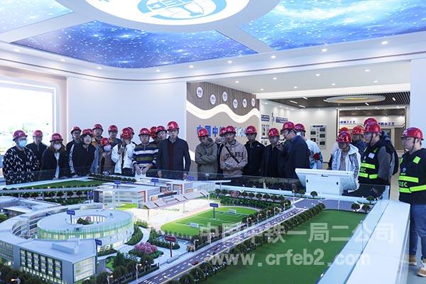 项目总工程师为大连大学师生对项目进行讲解 项目总工程师为大连大学师生对项目进行讲解