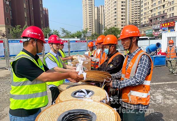 为工人兄弟发放凉帽 为工人兄弟发放凉帽